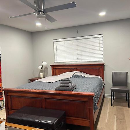 A Luxury Master Bedroom In A Condo لوس أنجلوس المظهر الخارجي الصورة