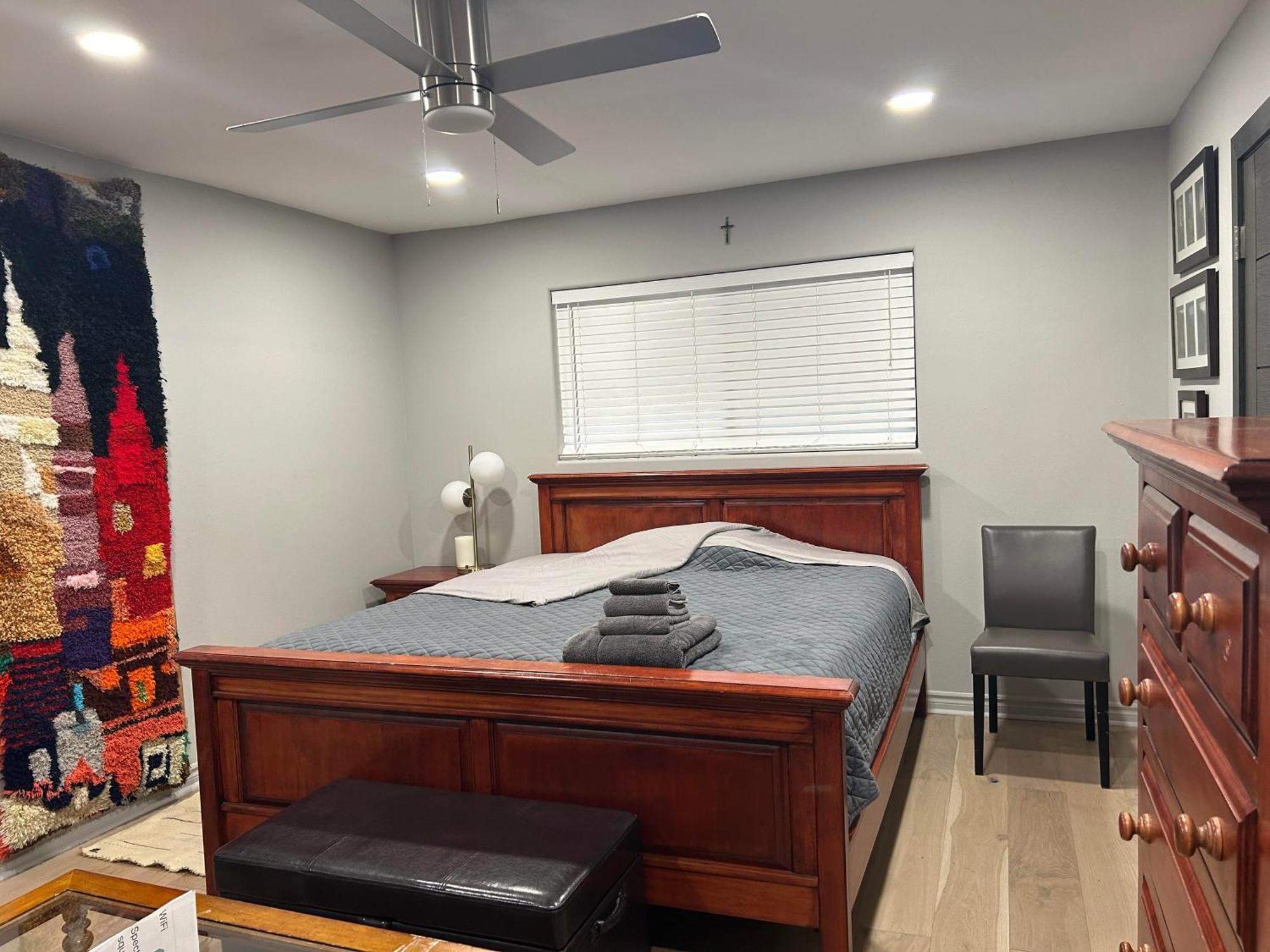 A Luxury Master Bedroom In A Condo لوس أنجلوس المظهر الخارجي الصورة